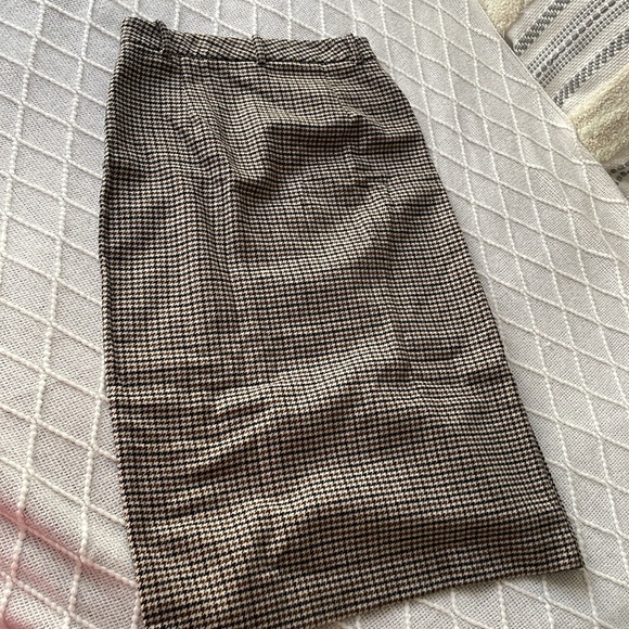 Plaid skirt
Slip in front
Great condition - Picture 5 of 7